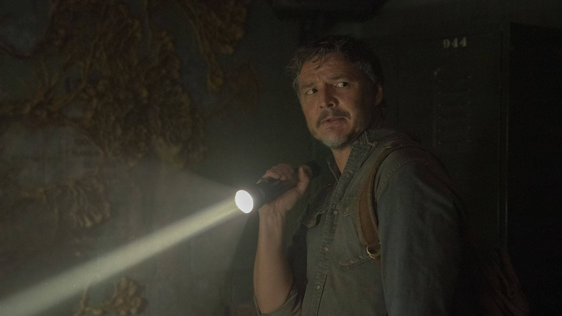 joel segurando uma lanter na mão direita